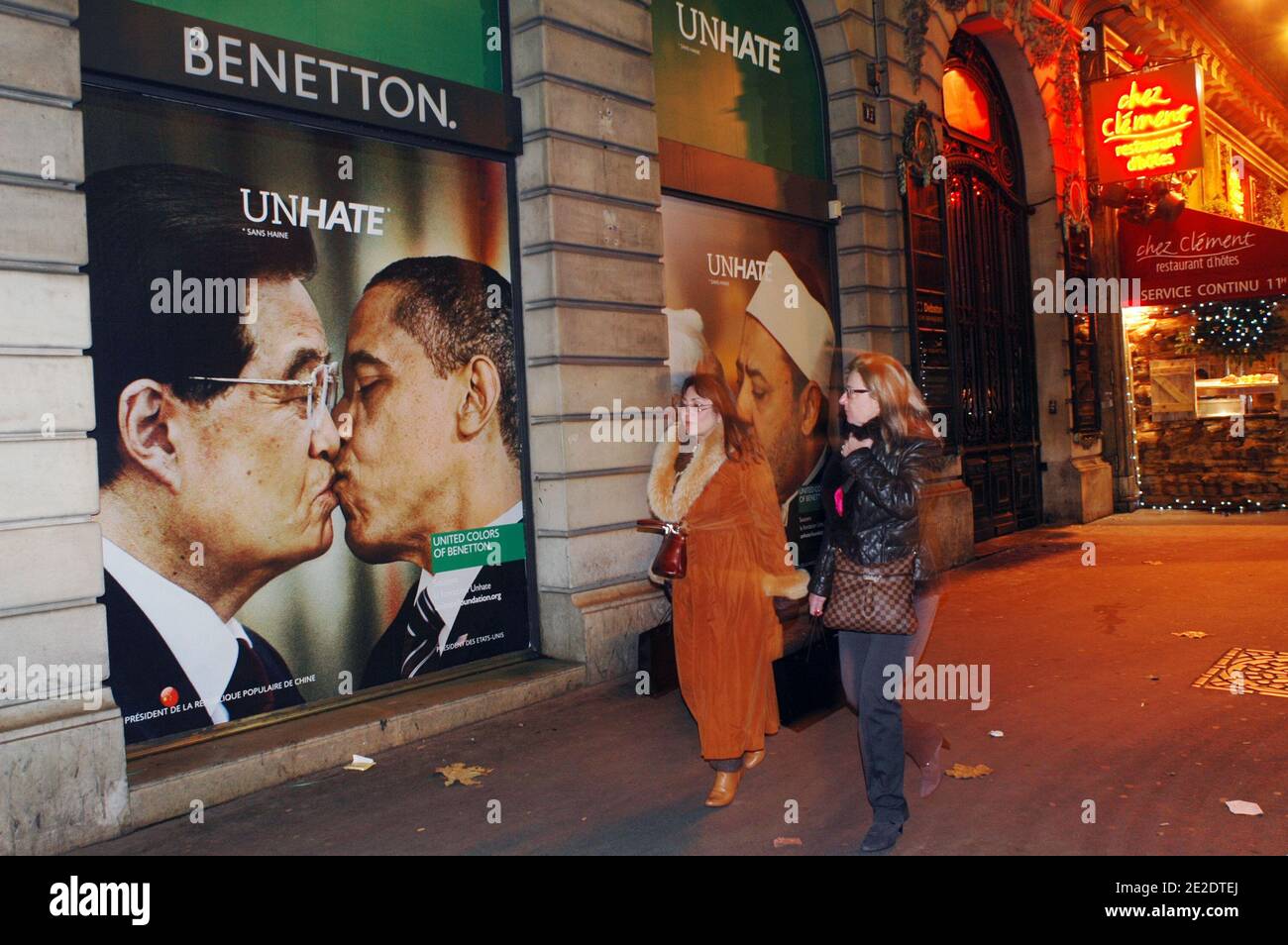 Carteles de la nueva campaña publicitaria de Benetton 'Unhate' están en  exhibición en sus escaparates emblemáticos, Place de l'Opera en París,  Francia, 16 de noviembre de 2011. Muestran varias imágenes de opositores