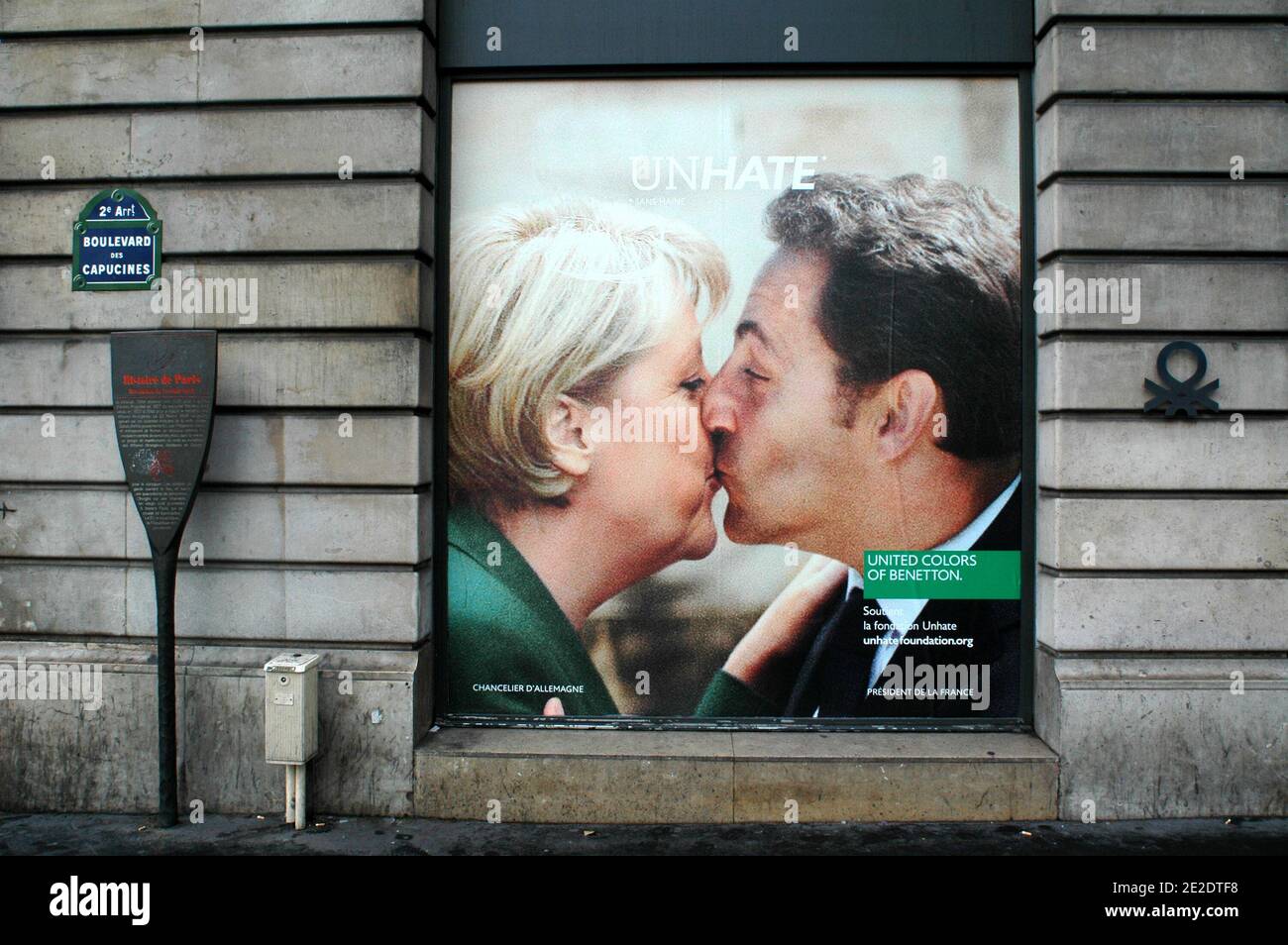 Carteles de la nueva campaña publicitaria de Benetton 'Unhate' están en  exhibición en sus escaparates emblemáticos, Place de l'Opera en París,  Francia, 17 de noviembre de 2011. Muestran varias imágenes de opositores