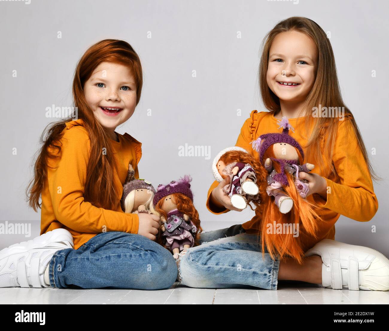 Niñas jugando muñecas fotografías e imágenes de alta resolución - Página 6  - Alamy