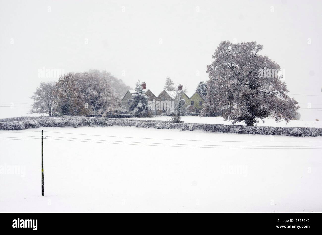 Casa de campo en la nieve Foto de stock