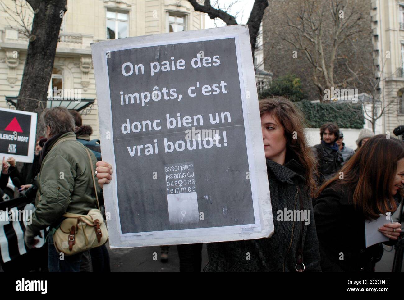 La gente se muestra a protestar contra un proyecto de ley para penalizar a los clientes de prostitutas, frente a la Asamblea Nacional del Parlamento francés en París, Francia el 6 de diciembre de 2011. Foto de Alain Apaydin/ABACAPRESS.COM Foto de stock