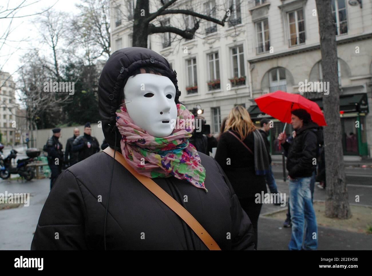 La gente se muestra a protestar contra un proyecto de ley para penalizar a los clientes de prostitutas, frente a la Asamblea Nacional del Parlamento francés en París, Francia el 6 de diciembre de 2011. Foto de Alain Apaydin/ABACAPRESS.COM Foto de stock