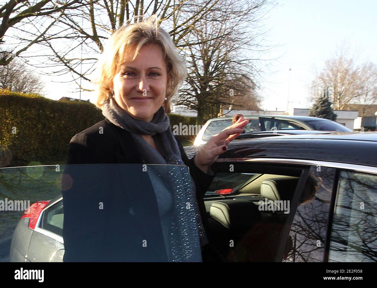 El primer Ministro francés, Francois Fillon y la Ministra de Aprendizaje y formación profesional, Nadine Morano visita la empresa adaptada para discapacitados, EA APRA, en Tilloy-les-Mofflaines, al norte de Francia, el 22 de diciembre de 2011. Foto de Jean-Yves Bonvarlet/ABACAPRESS.COM Foto de stock