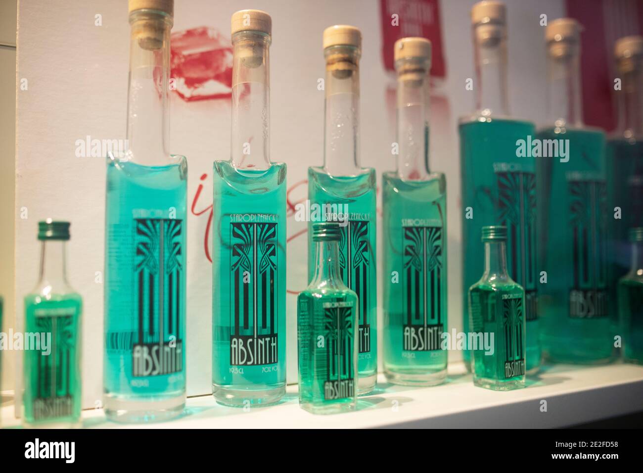 Botellas de absinthe en venta en la ventana de una tienda en Praga, República Checa. Foto de stock