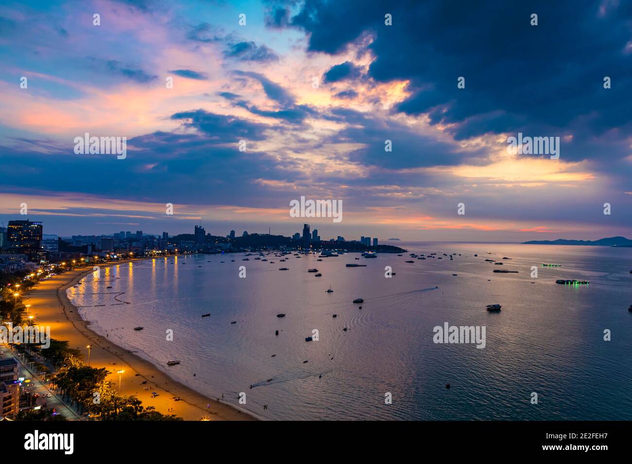 Paisaje nocturno de la playa y el mar de Pattaya, Chon Buri, ThailandPattaya, Chon Buri, Tailandia Foto de stock