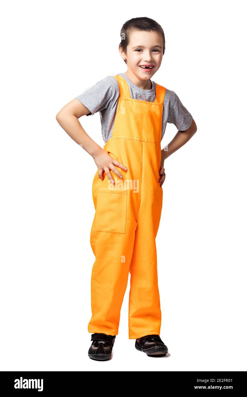 Retrato de un joven carpintero sonriente en el trabajo naranja overoles es  sostener las manos a los lados, mirando con esmola y divertirse en un fondo  blanco aislado Fotografía de stock -