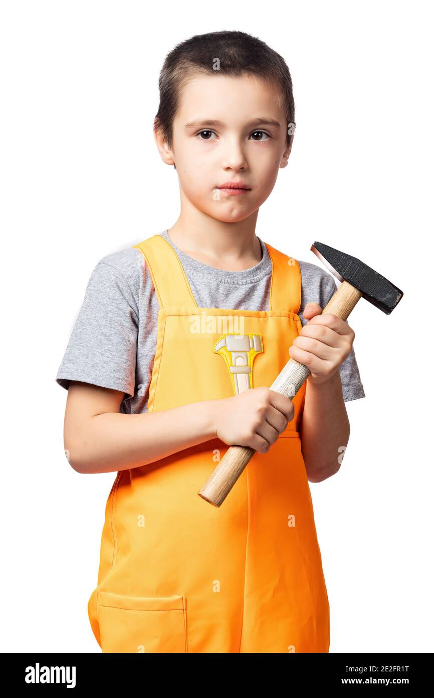 Retrato de un niño carpintero sonriente en naranja trabajo overalls  posando, sosteniendo un martillo en sus manos divirtiéndose sobre un fondo  blanco aislado. Niños Fotografía de stock - Alamy