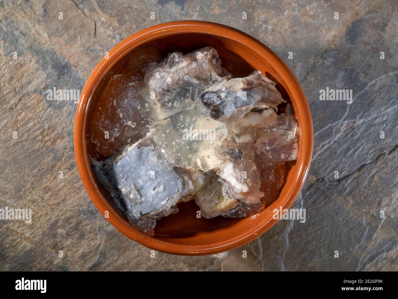 Bañera de terracota que sirve de Eels de jellied fresco en una pizarra antecedentes Foto de stock