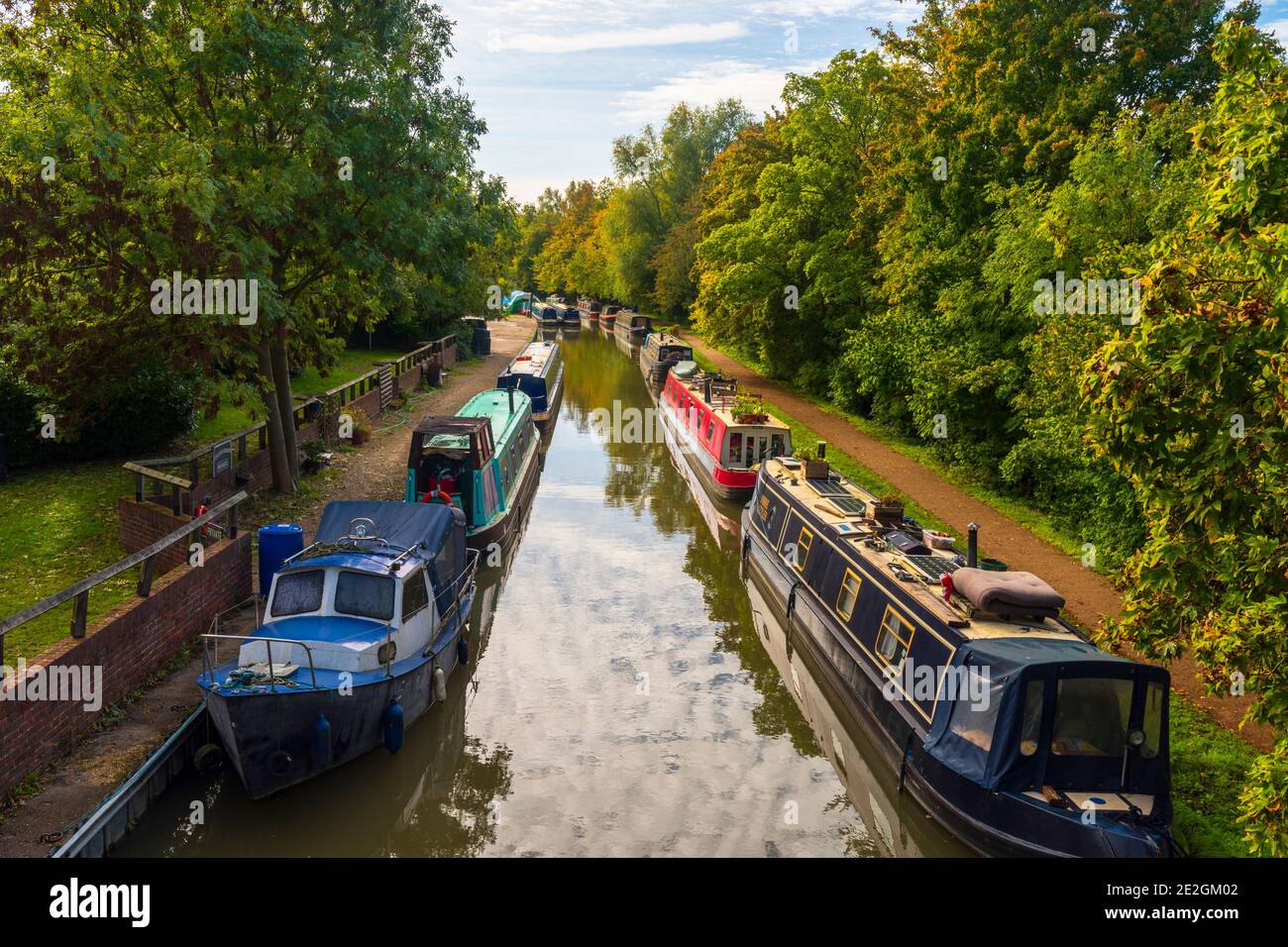 Coloridos barcos estrechos amarrados a lo largo del Canal de Oxford en otoño. Foto de stock