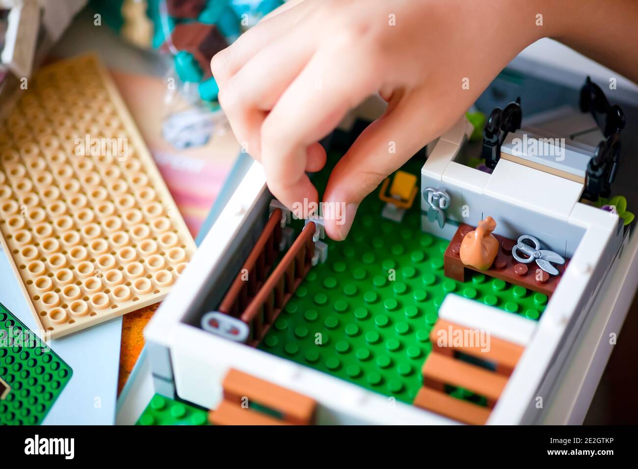 Lego construyendo fotografías e imágenes de alta resolución - Página 3 -  Alamy