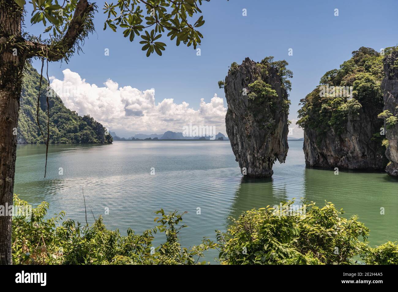 James Bond Island o 007 Island se llama Khao Phing Kan en tailandés. La pequeña isla se hizo famosa en la película de James Bond de 1974 'el Hombre con el Golde Foto de stock