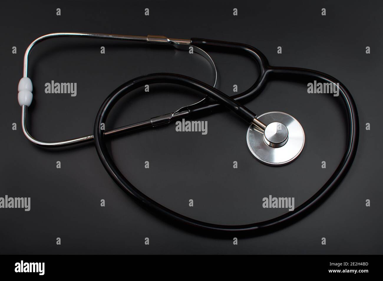 Estetoscopio sobre fondo negro. Instrumento del médico para escuchar los  latidos del corazón. Concepto de salud Fotografía de stock - Alamy