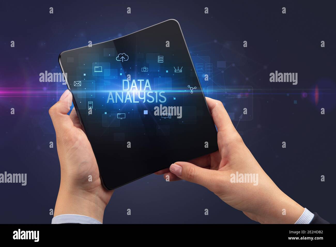 Empresario sosteniendo un smartphone plegable con análisis de datos inscripción, concepto de seguridad cibernética Foto de stock