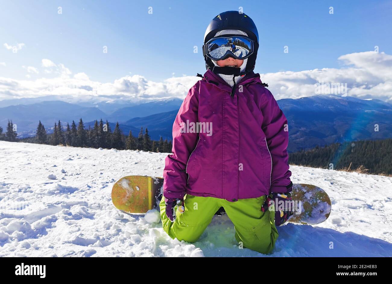 Calificación Ya Series de tiempo Deportes de invierno de snowboard. Niña pequeña jugando con nieve usando  ropa de invierno caliente. Fondo de invierno Fotografía de stock - Alamy