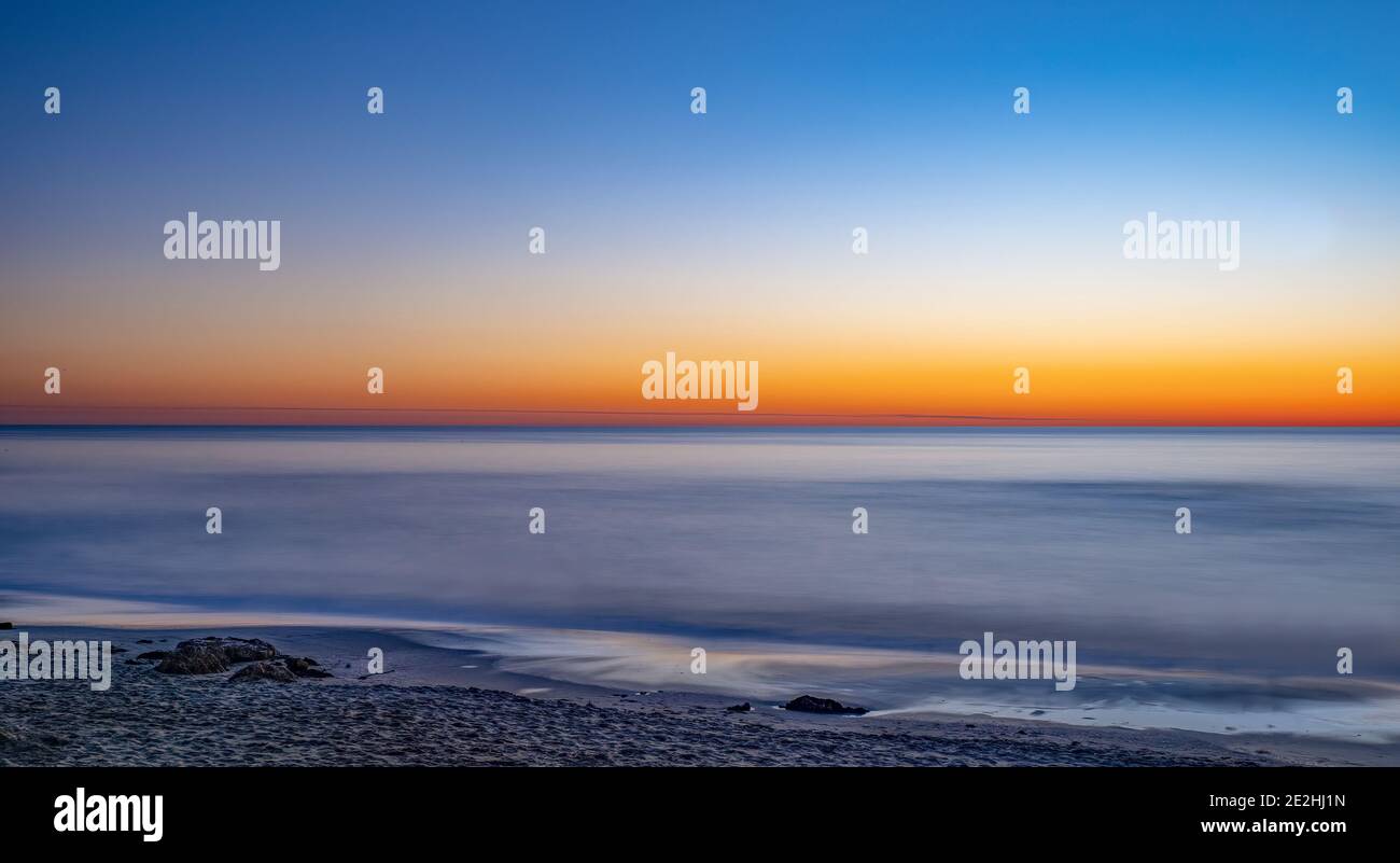 Cielo azul y naranja después de la puesta de sol sobre el Golfo de México desde Venecia, Florida, EE.UU Foto de stock