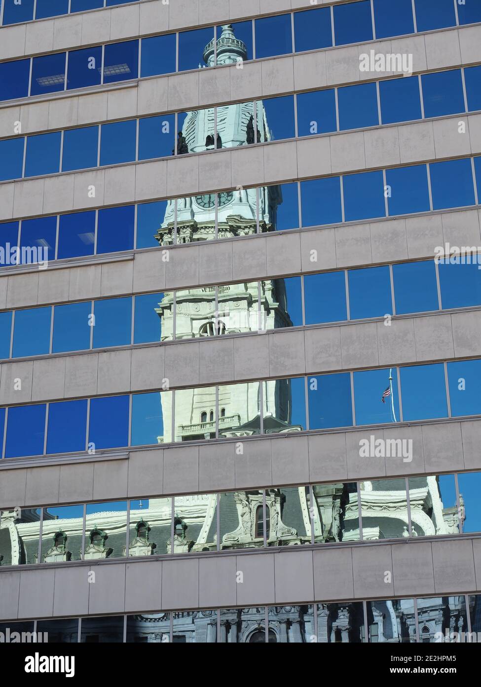 Imagen del Ayuntamiento de Filadelfia que se refleja en los edificios cercanos. Foto de stock