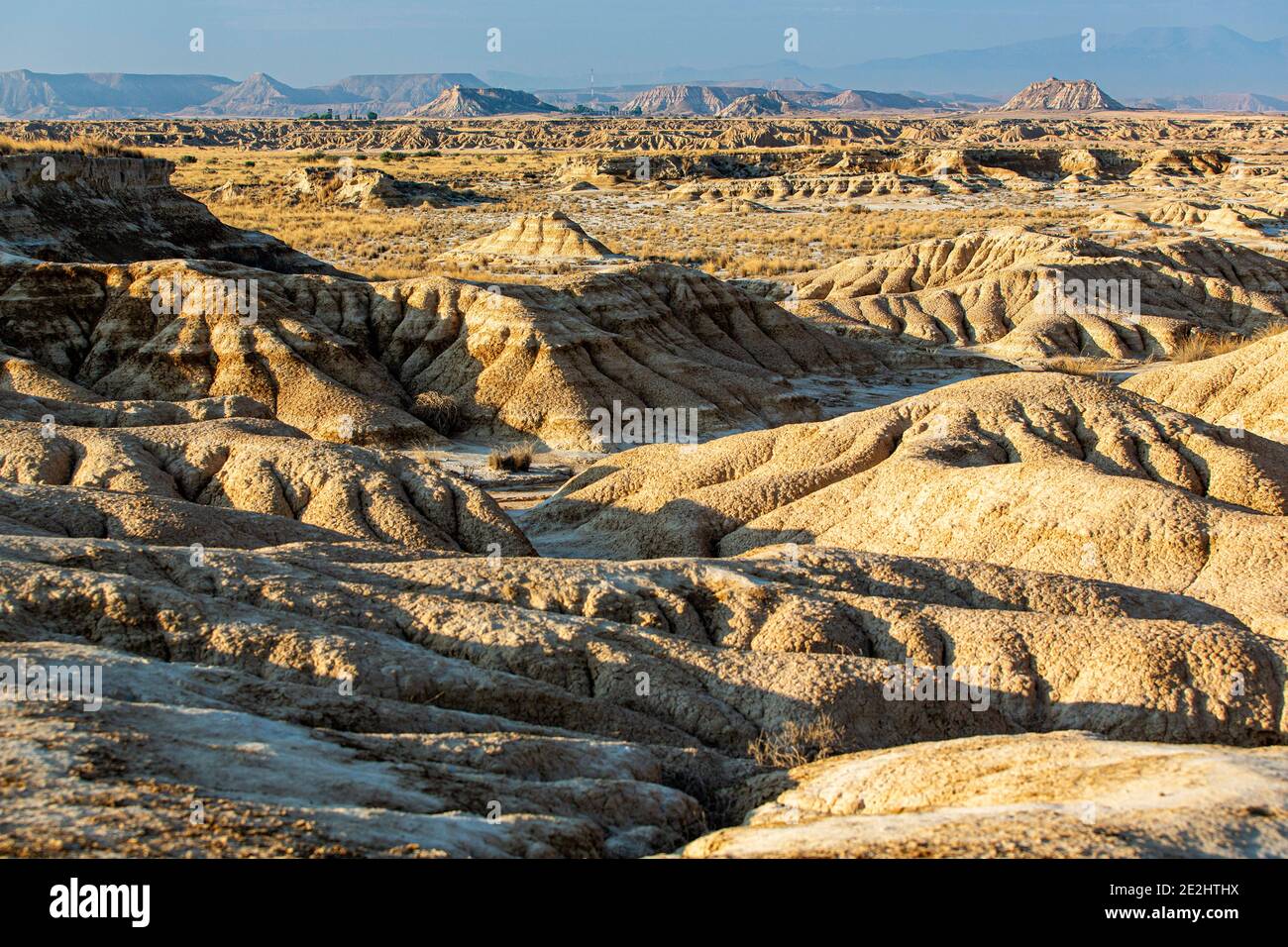 España: Paisaje, región natural semi-desértica de las Bardenas reales, Navarra. El paisaje marcado por la erosión. Foto de stock