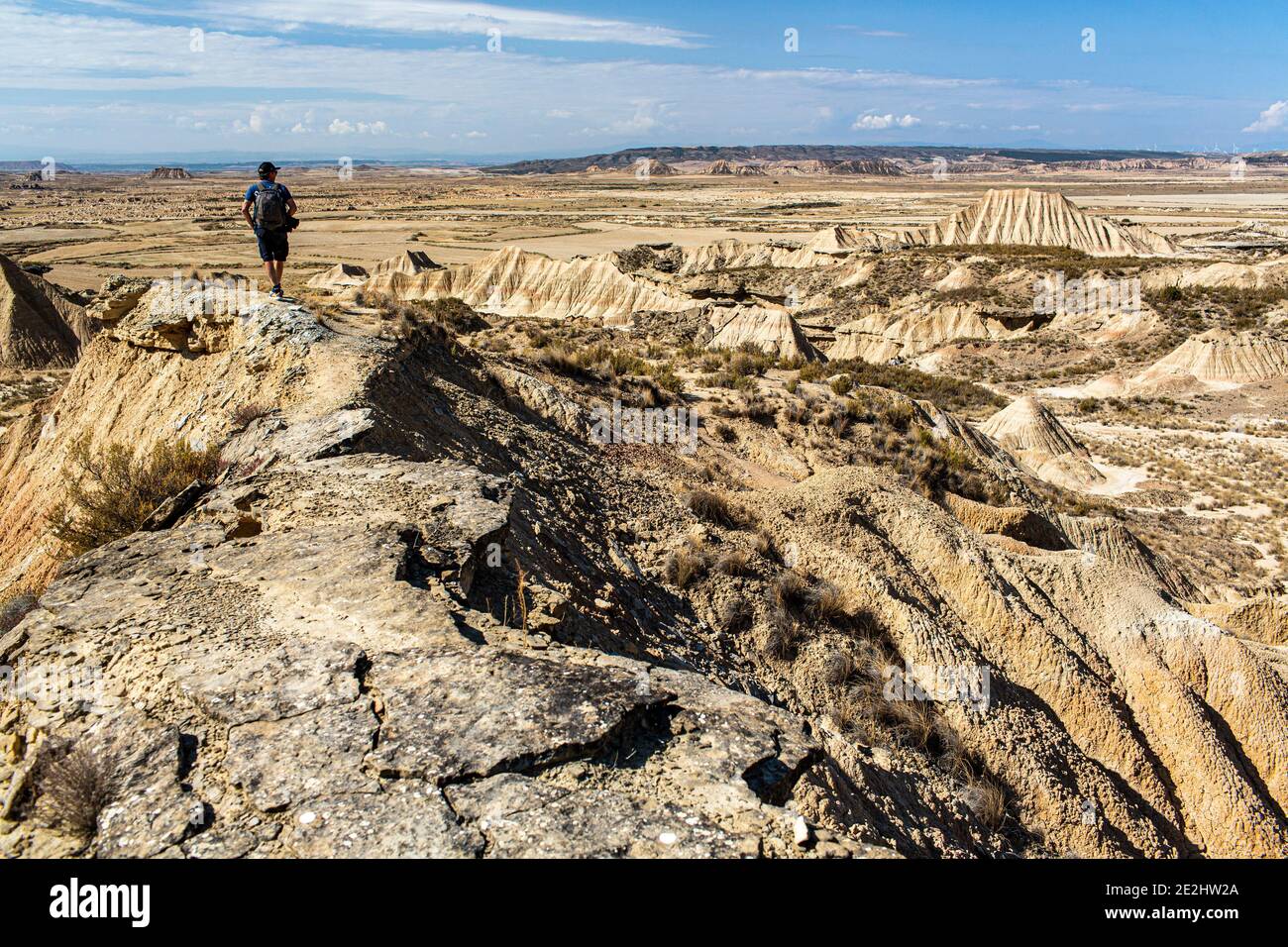 España: Paisaje, región natural semi-desértica de las Bardenas reales, Navarra. Hombre mirando el paisaje marcado por la erosión. Foto de stock