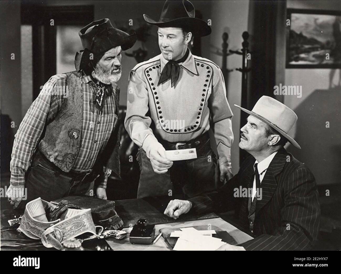 BORDERTOWN GUN FIGHTERS 1943 Republic Pictures película con de izquierda Gabby Hayes, Wild Bill Elliot, Harry Woods Foto de stock
