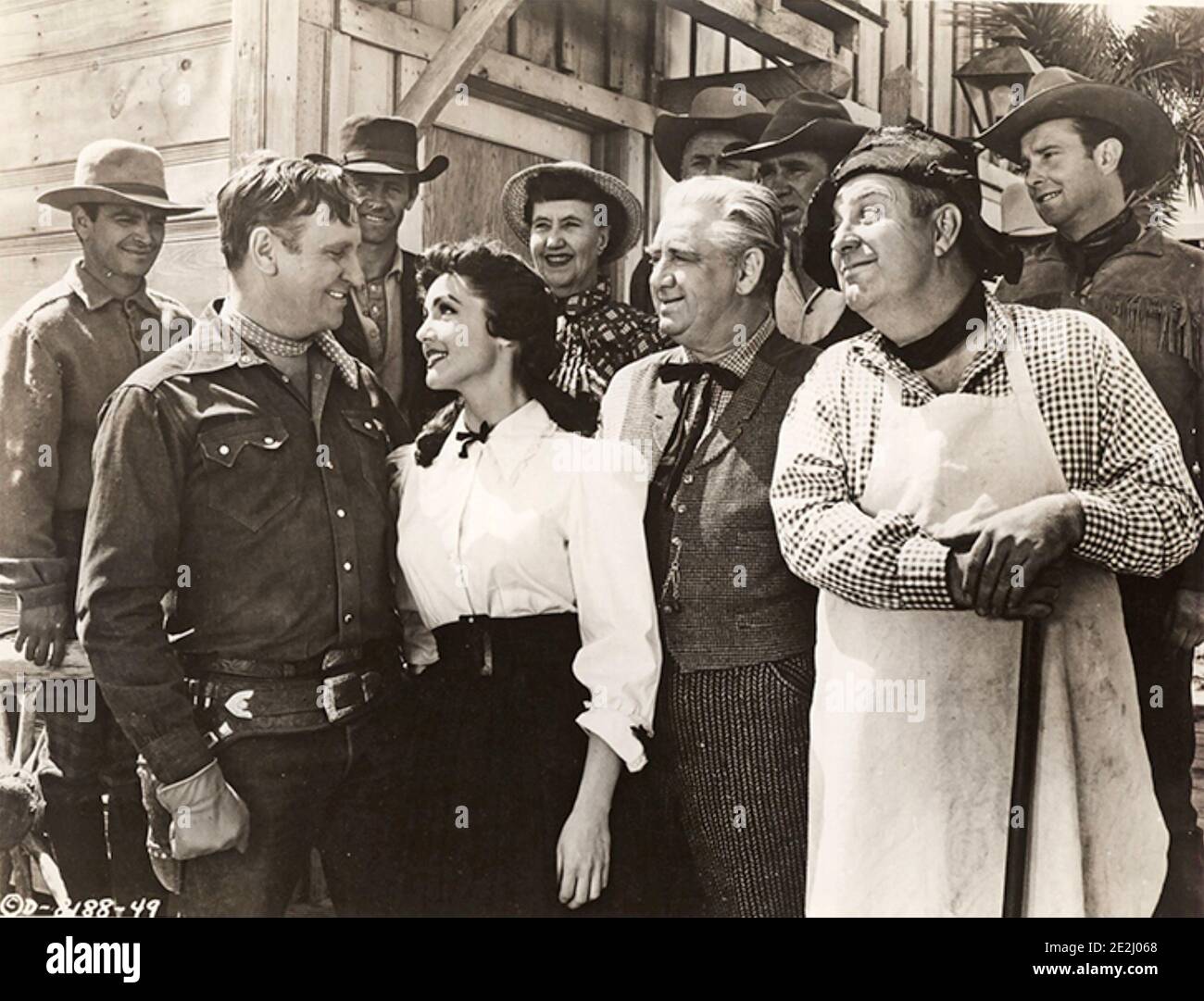 EL ÚLTIMO DE LOS CORREDORES DE PONY 1953 Columbia Pictures película con Gene Autry a la izquierda con Kathleen Chase Foto de stock