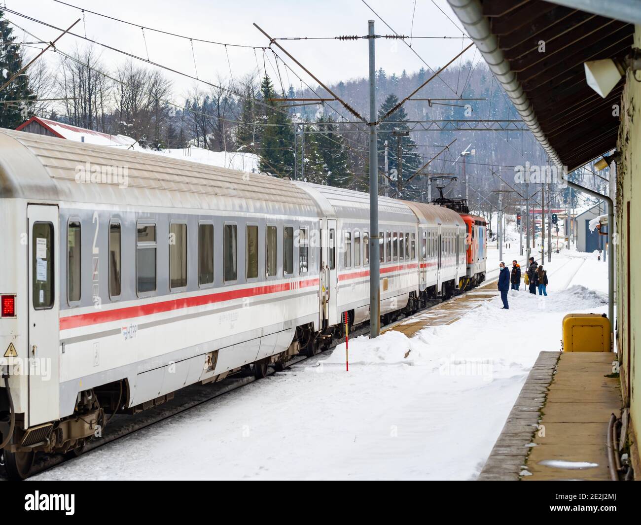 Tren de pasajeros en la estación de tren Delnice en Croacia Europa Foto de stock