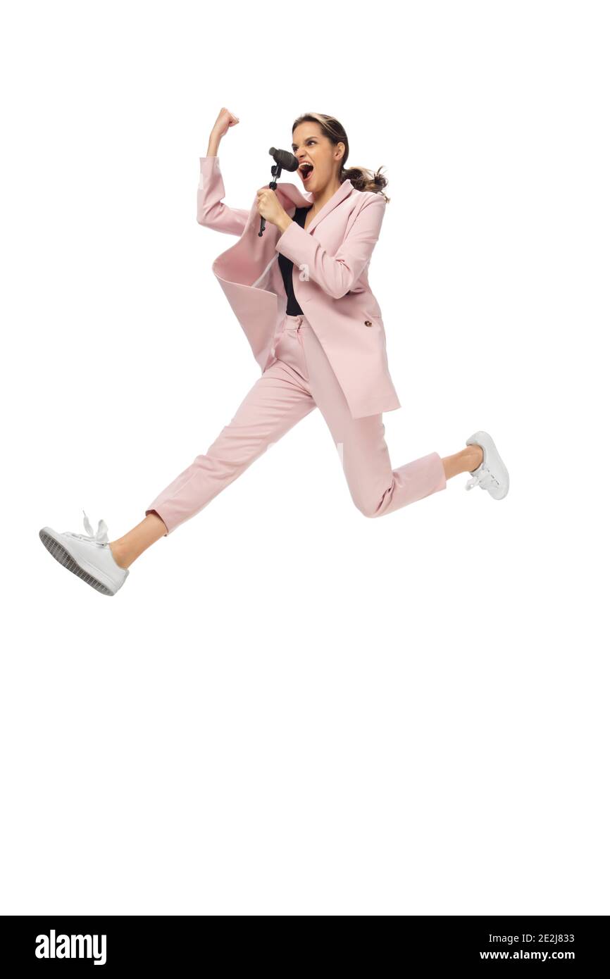 Rockstar. Feliz mujer joven bailando con ropa o traje casual, rehaciendo  movimientos legendarios y bailes de celebridades de la historia de la  cultura. Aislado. Acción, movimiento, concepto de fama. Ocupación creativa  Fotografía