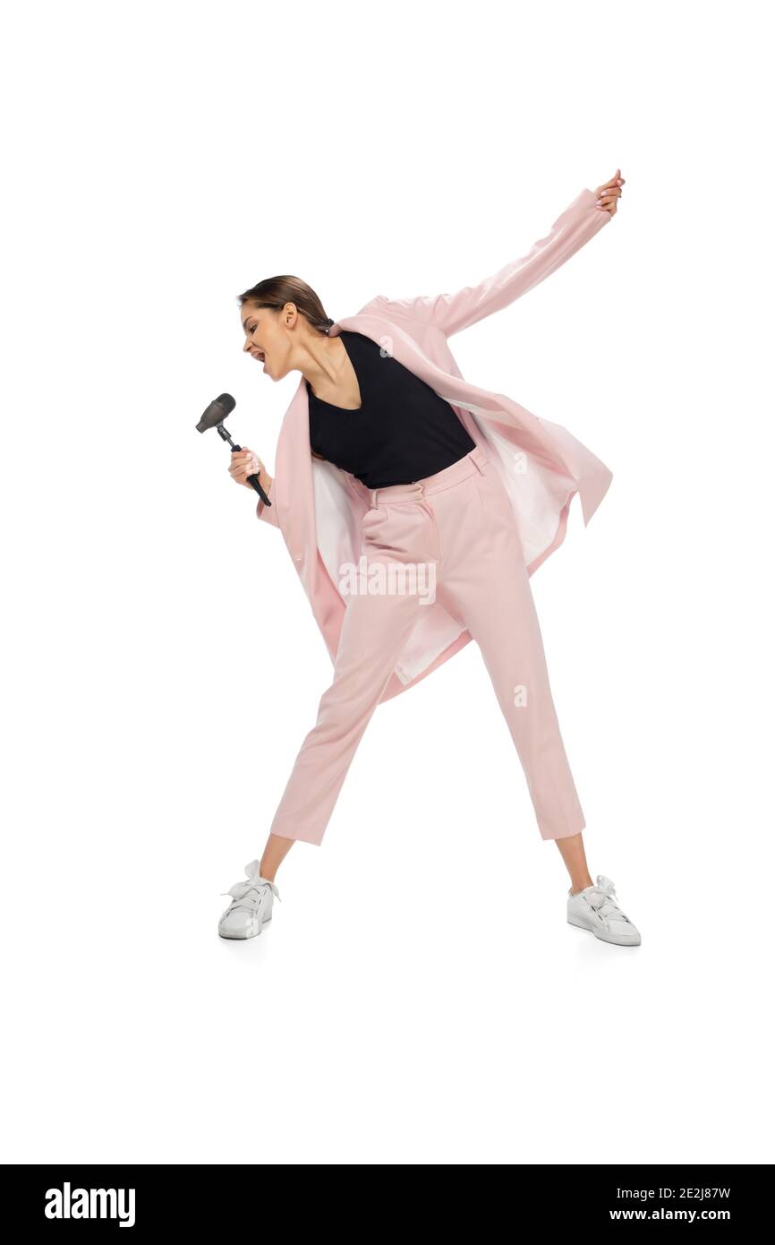 Rockstar. Feliz mujer joven bailando con ropa o traje casual, rehaciendo  movimientos legendarios y bailes de celebridades de la historia de la  cultura. Aislado. Acción, movimiento, concepto de fama. Ocupación creativa  Fotografía
