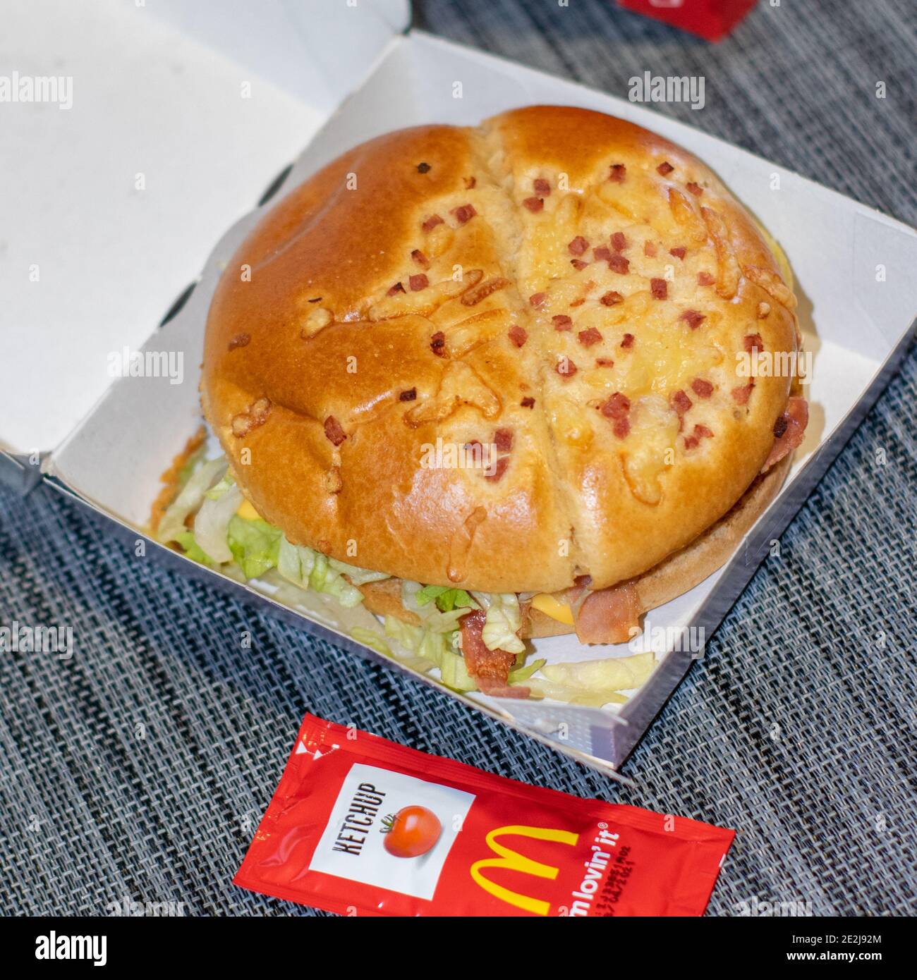 Mcdonalds chicken burger fotografías e imágenes de alta resolución - Alamy
