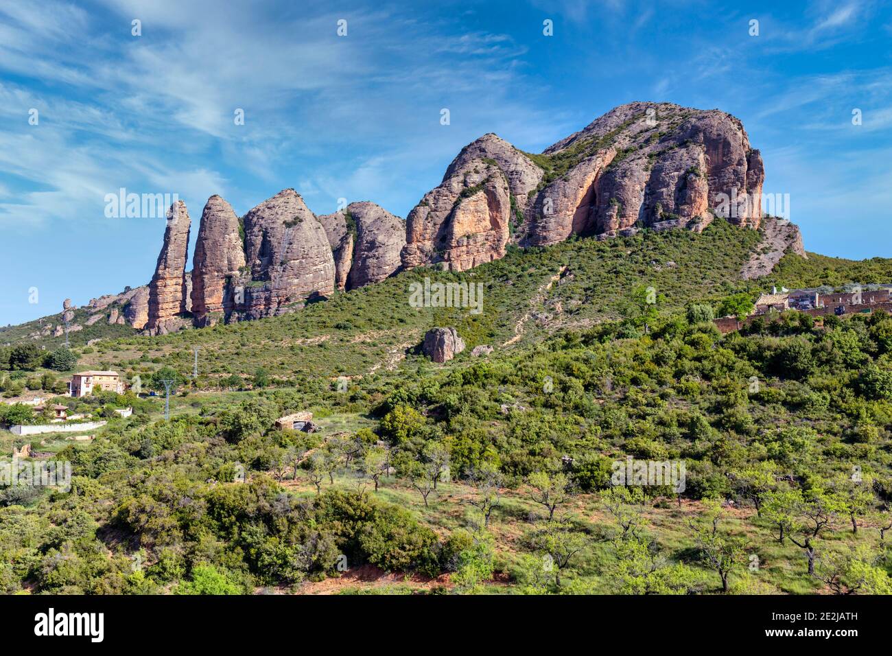 Conglomerados de formaciones rocosas de los Mallos de Riglos, provincia de Huesca, Aragón, España. Los Mallos de Riglos tienen aproximadamente 300 metros de altura. El son Foto de stock