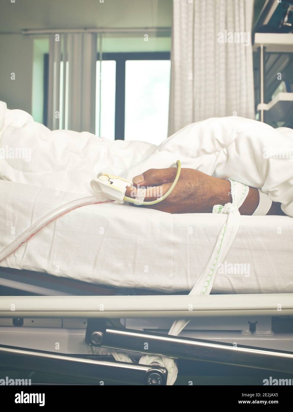 Mano del paciente atada a la cama Fotografía de stock - Alamy