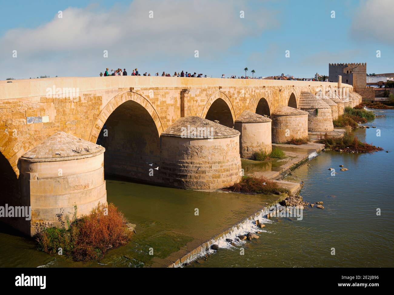 El puente romano a través del río Guadalquivir. Los orígenes del puente se remontan al primer siglo antes de Cristo, a la Córdoba romana. Ha sido reconstruido Foto de stock