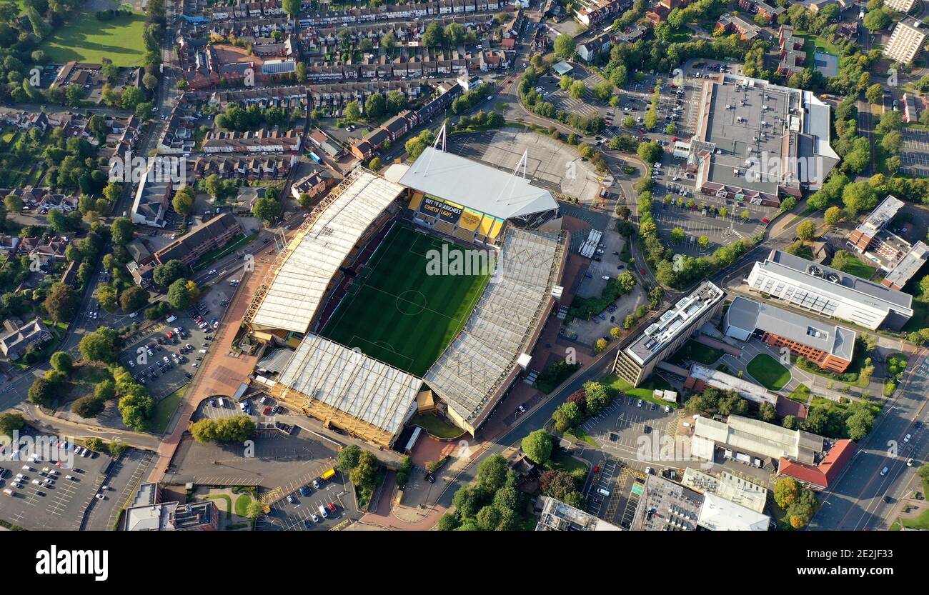 Una vista aérea de Molineux el estadio de Wolverhampton Wanderers Copyright 2020 © Sam Bagnall Foto de stock