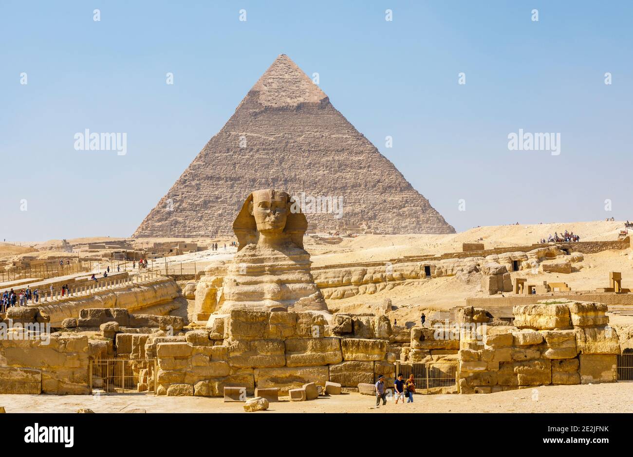 La escultura monumental icónica, la Gran Esfinge de Giza con la Pirámide de Khafre (Chephren) detrás, meseta de Giza, el Cairo, Egipto Foto de stock