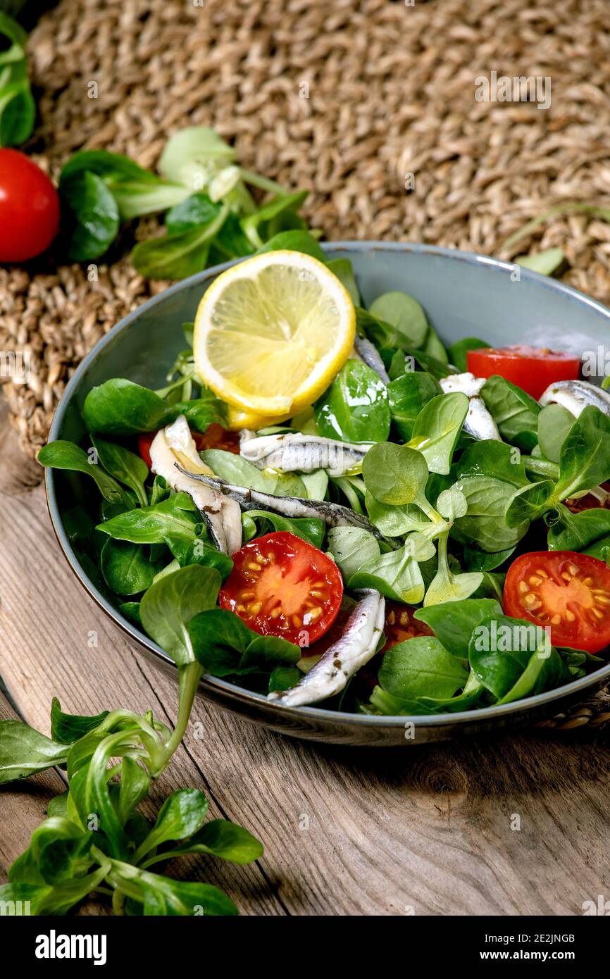 Ensalada con anchoas o sardinas Foto de stock