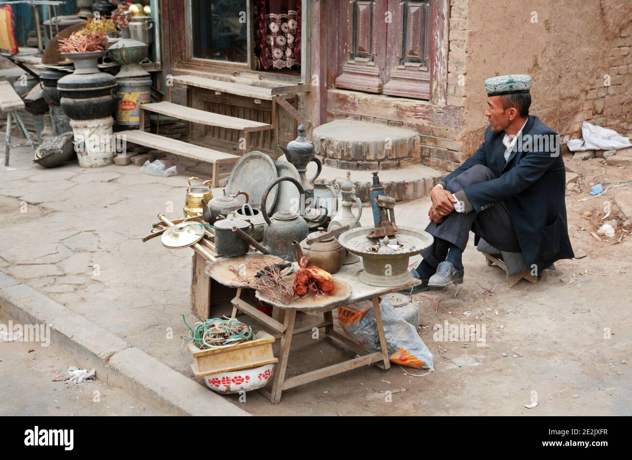 Un hombre uigur que vende varios pedazos de hardware en el casco antiguo de Kashgar, provincia de Xinjiang, China. 5 de octubre de 2011. Fotografía: Stuart Boulton. Foto de stock