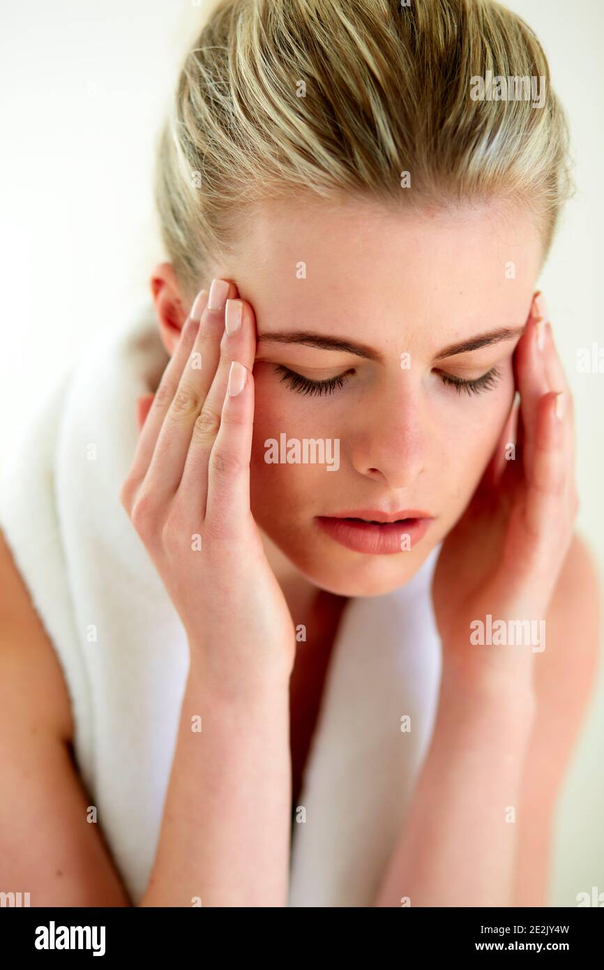 Mujer con dolor de cabeza Foto de stock