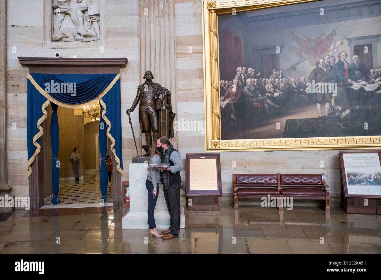 Washington, Estados Unidos de América. 12 de enero de 2021. Una pareja comparte un beso en la Rotunda en el Capitolio de los Estados Unidos en Washington, DC, el martes 12 de enero de 2021, casi una semana después de que cientos de manifestantes pro-Trump realizaron una insurrección en el Capitolio de los Estados Unidos. Crédito: Rod Lamkey/CNP/AdMedia/Newscom/Alamy Live News Foto de stock