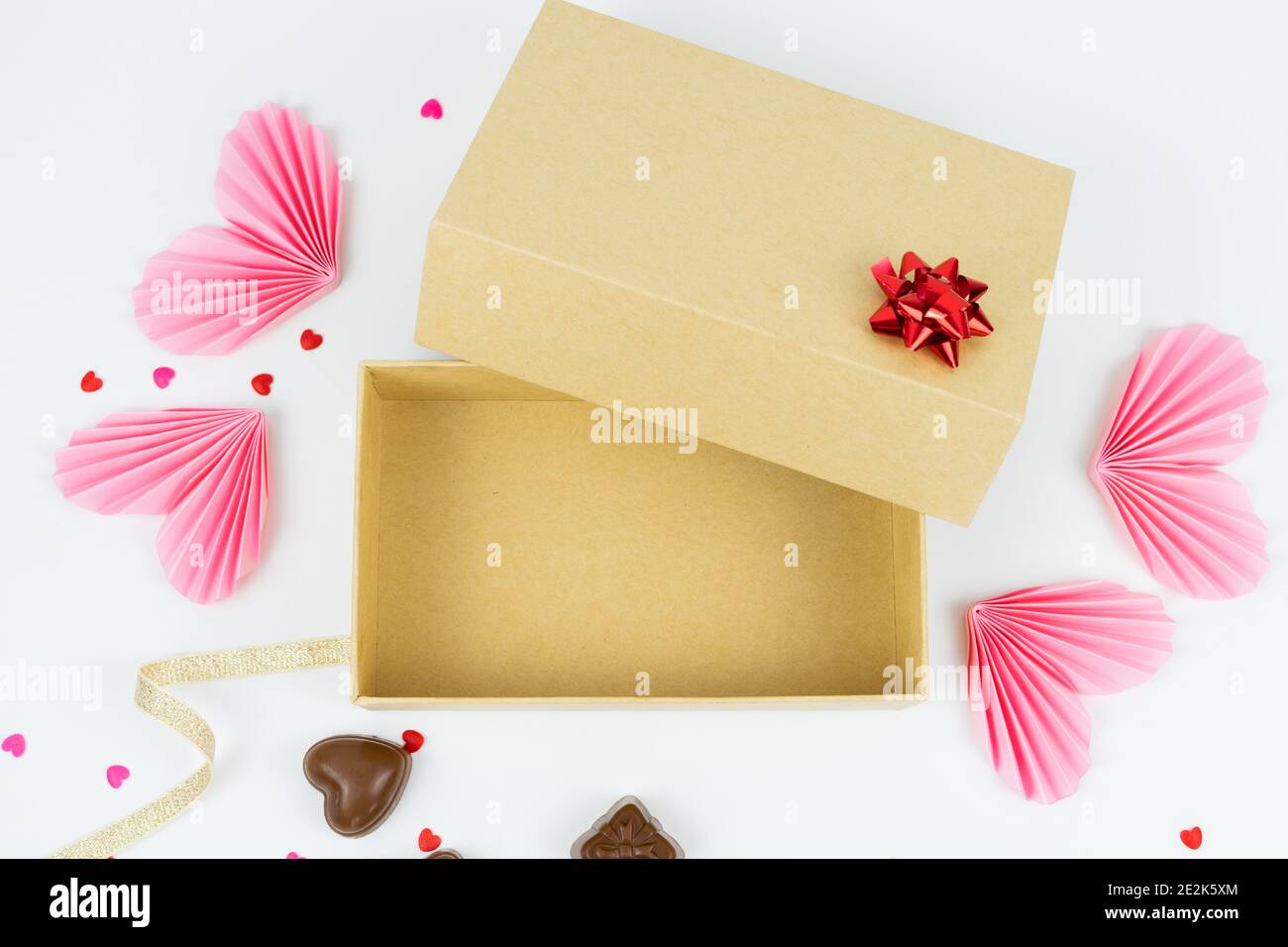 Caja de cartón abierta con adornos para el día de San Valentín,  aniversario, día de la madre y cumpleaños. Espacio libre para texto. Burla  Fotografía de stock - Alamy