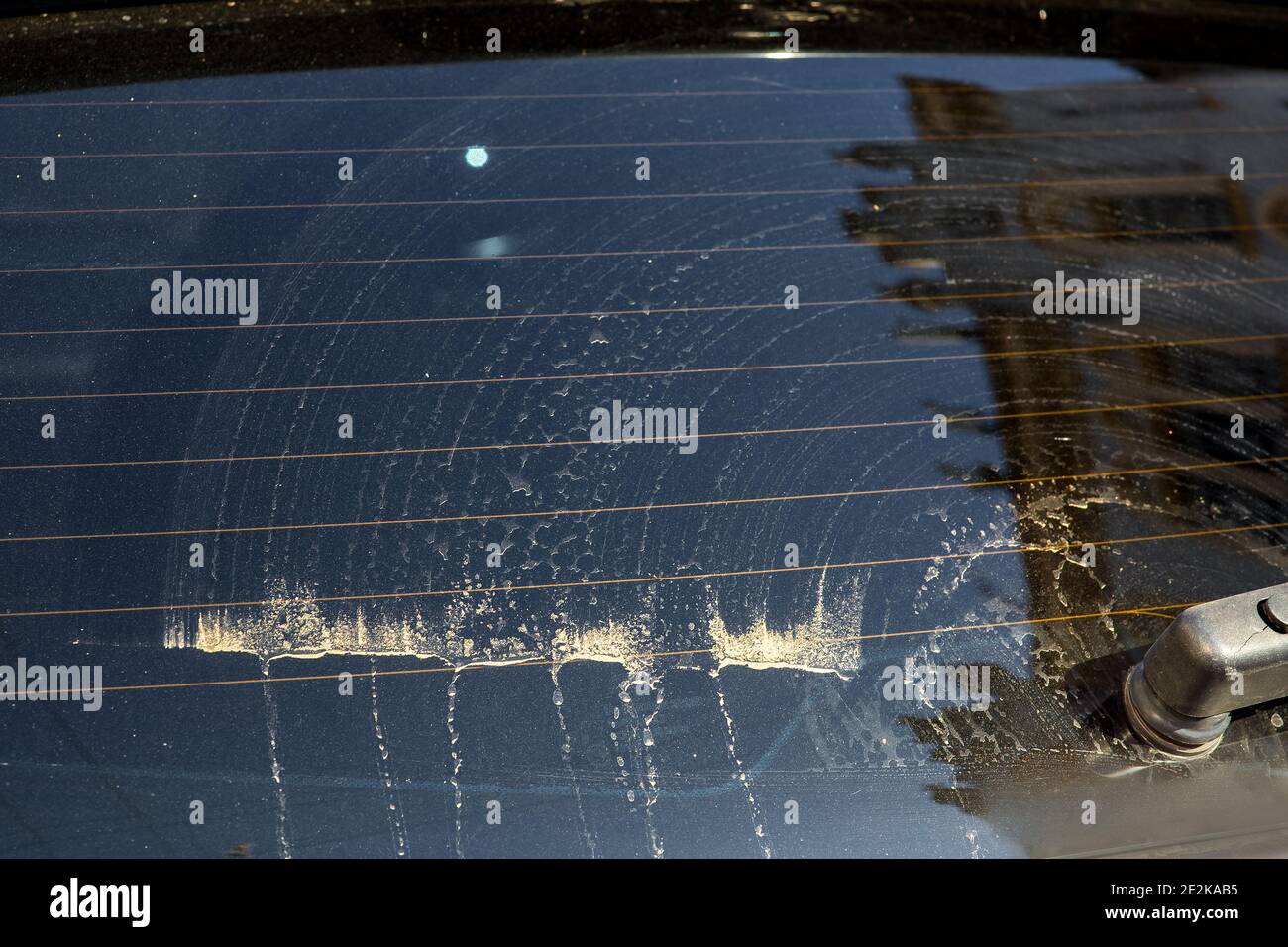 Limpiaparabrisas trasero con polvo sucio en la parte posterior ventanillas  de automóviles Fotografía de stock - Alamy