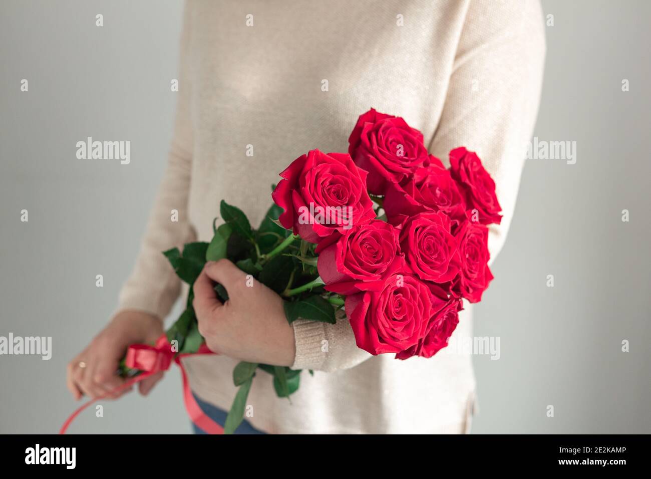 Mujer con flores frescas flores ramo de rosas rojas. Copiar espacio - imagen Fotografía de stock - Alamy Mujer con flores frescas flores ramo de rosas rojas. Copiar espacio - imagen Fotografía de stock - Alamy