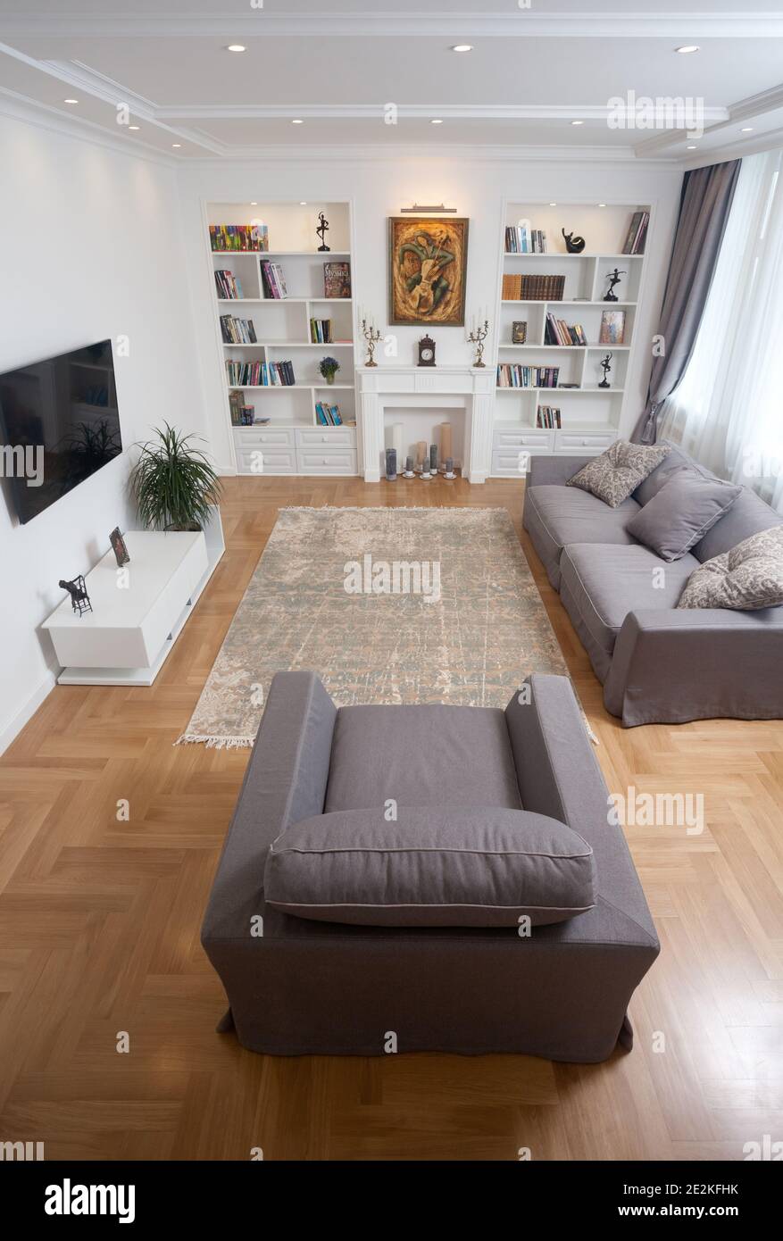 interior minimalista de fondo, salón de moderno apartamento con grandes ventanas, luz natural, sofá, silla, nadie, con espacio de copia, vertical Foto de stock