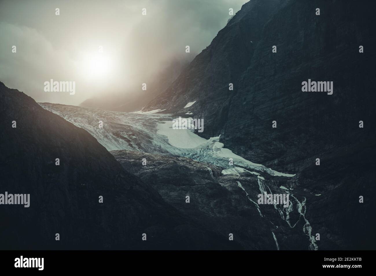 Paisaje escénico dramático del Glaciar Alpino Noruego. Tema de la naturaleza de poca luz oscura. Foto de stock