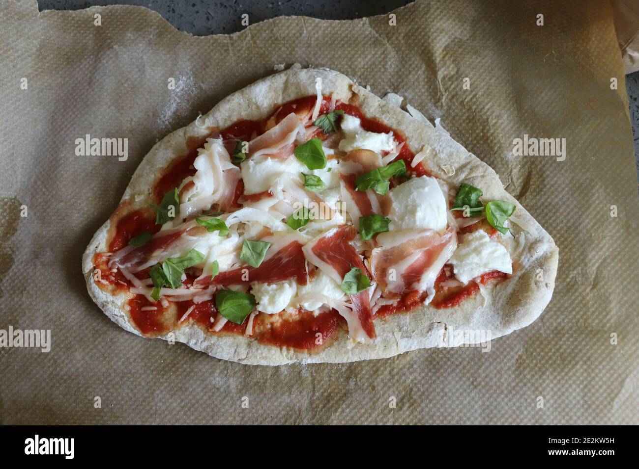 Pizza rústica de masa fermentada preparada para el horno Fotografía de  stock - Alamy