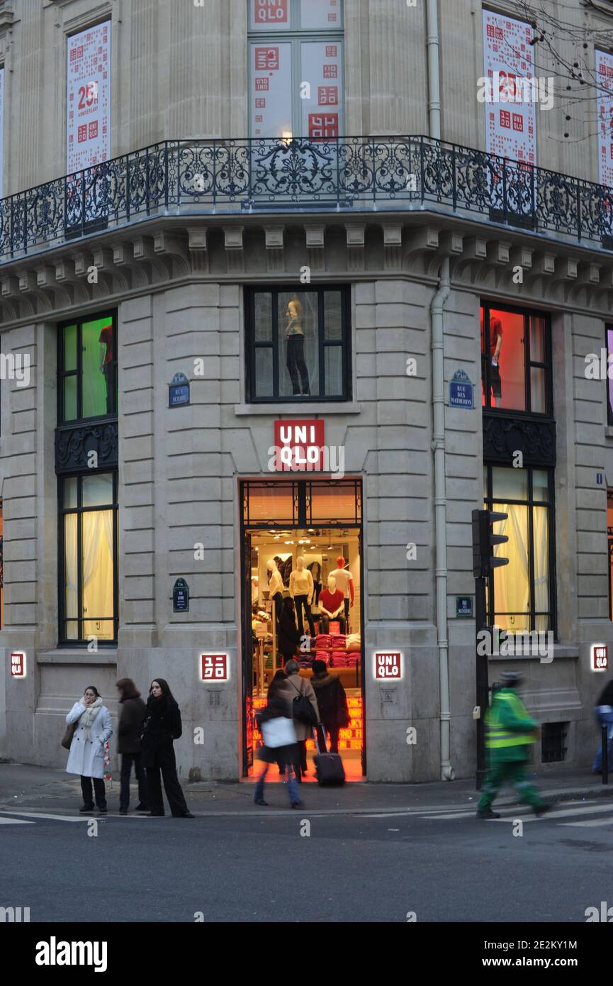 Vista de la tienda Uniqlo cerca de la Ópera Garnier en París, Francia el 15  de enero de 2010. Uniqlo Co., Ltd es un diseñador de ropa informal japonés,  fabricante y minorista.