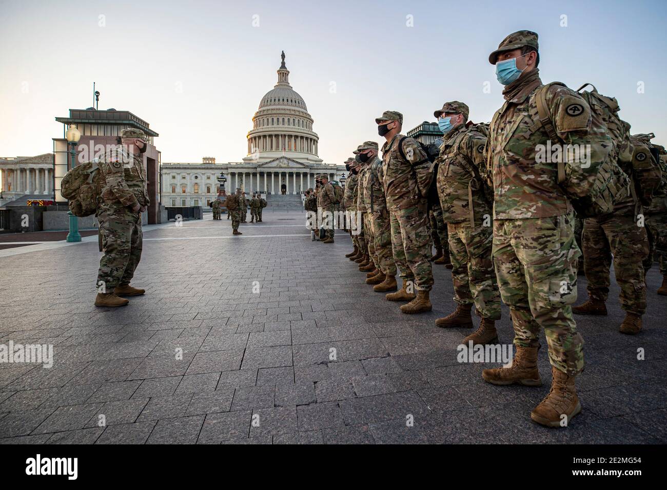 Washington, Estados Unidos. 12 de enero de 2021. Soldados y aviadores estadounidenses con la Guardia Nacional proporcionan seguridad en el Capitolio para la 59ª Inauguración Presidencial 12 de enero de 2021 en Washington, DC más de 10,000 soldados de la guardia nacional han sido desplegados para proporcionar seguridad después de la insurrección de los rioters pro-Trump. Crédito: Planetpix/Alamy Live News Foto de stock