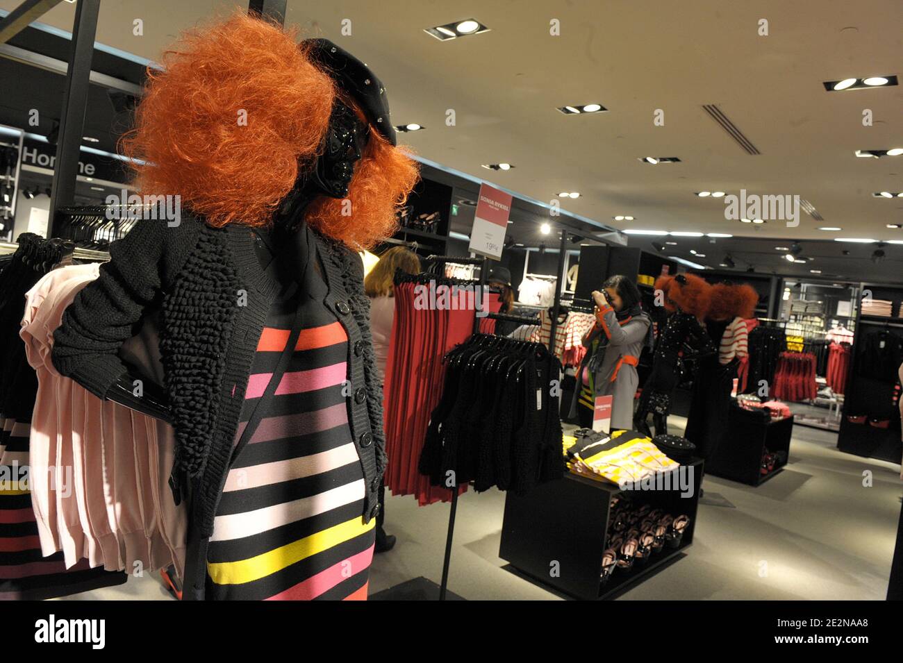 La gente se apresura a conseguir ropa en una tienda de H&M que almacena la  nueva colección diseñada por la diseñadora francesa Sonia Rykiel para H&M.  La línea de Rykiel para H&M,