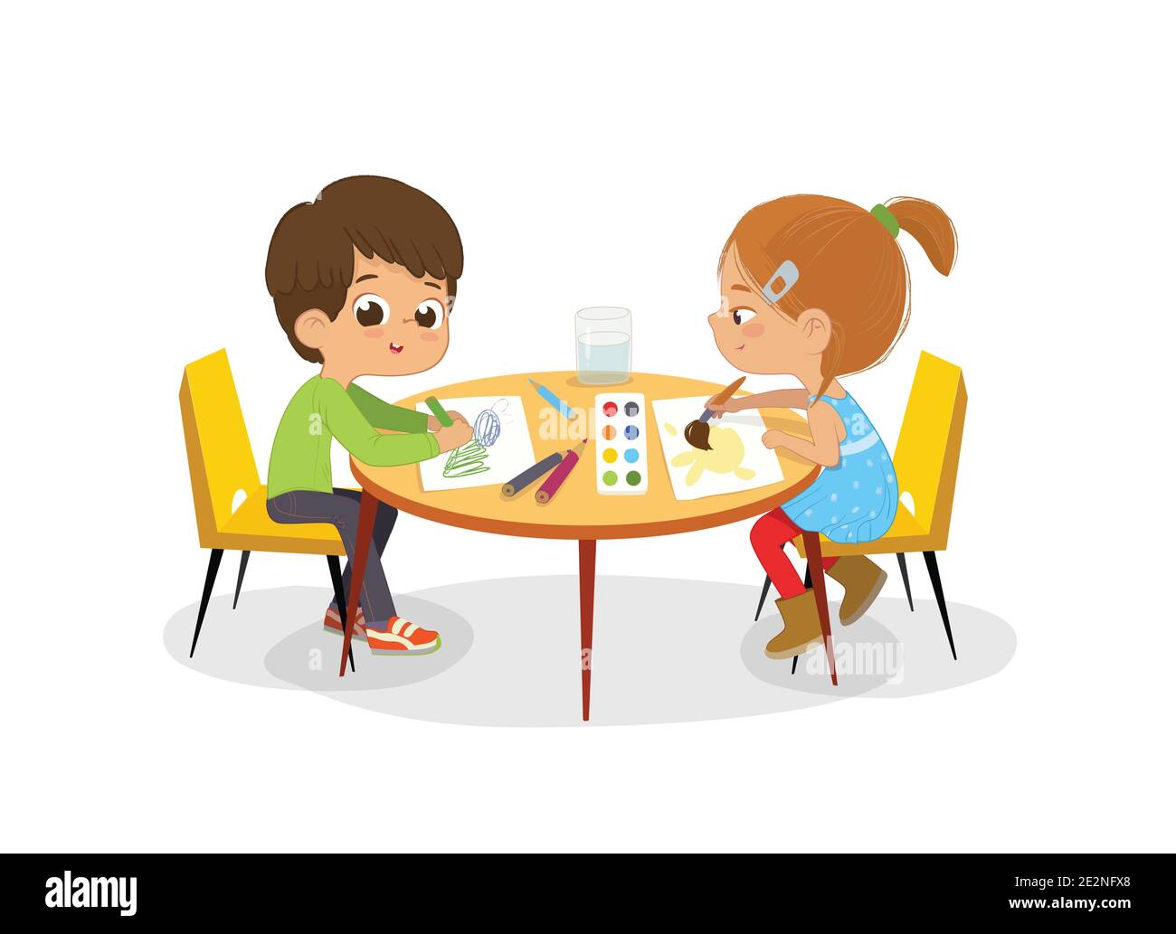 Niño y niña sentarse en la mesa redonda y dibujar con acuarela y lápices.  Actividad de dibujo en la clase de arte. Niño y niña dibujar fotos con  Imagen Vector de stock -