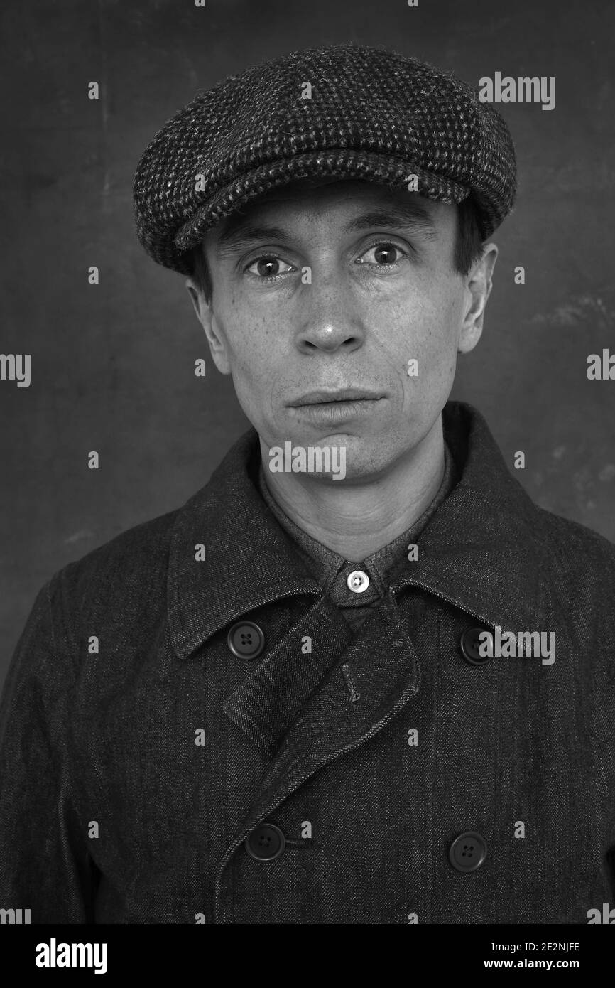 hombre con gorra plana Fotografía de stock - Alamy