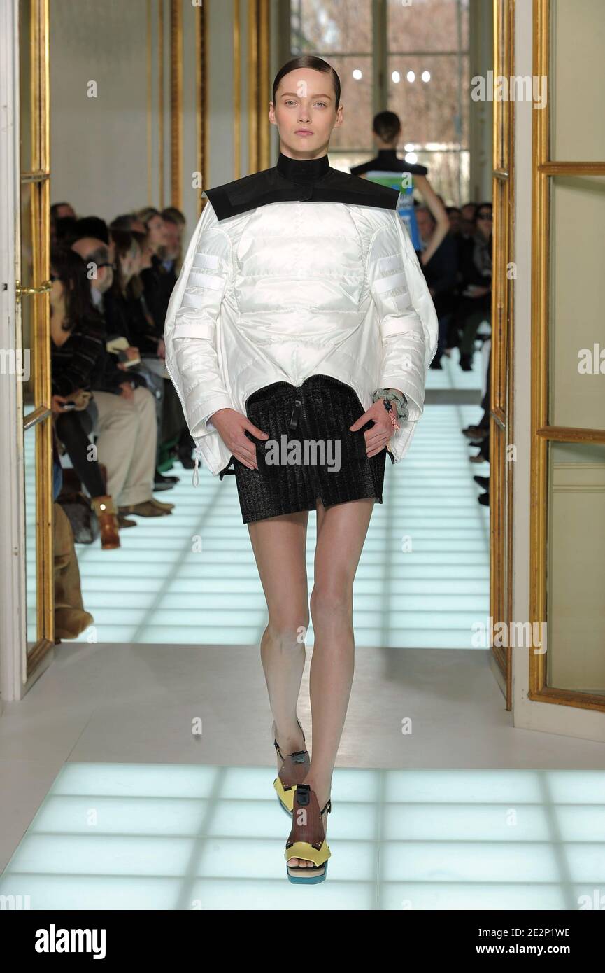 Un modelo muestra una creación para Balenciaga Otoño-Invierno 2010/2011  lista para llevar muestra de colección celebrada en el Hotel Crillon en  París, Francia, el 4 de marzo de 2010. Foto de Alain