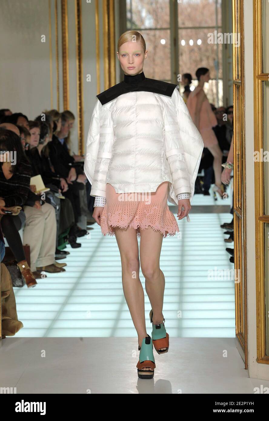 El Modelo Melissa Tammerijn muestra una creación para la exposición de la  colección de Balenciaga Otoño-Invierno 2010/2011, lista para llevar, que se  celebró en el Hotel Crillon en París, Francia, el 4